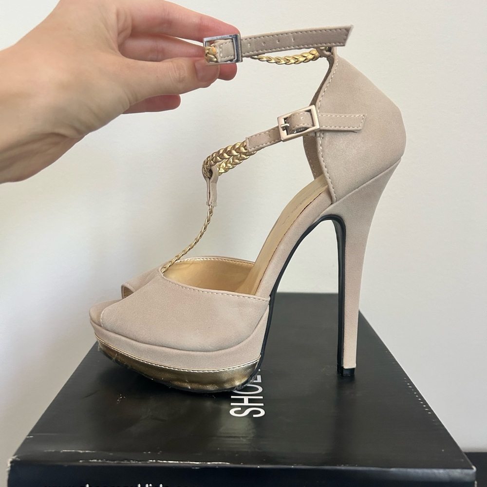 BNIB- Shoe Republic LA Nude Chloris